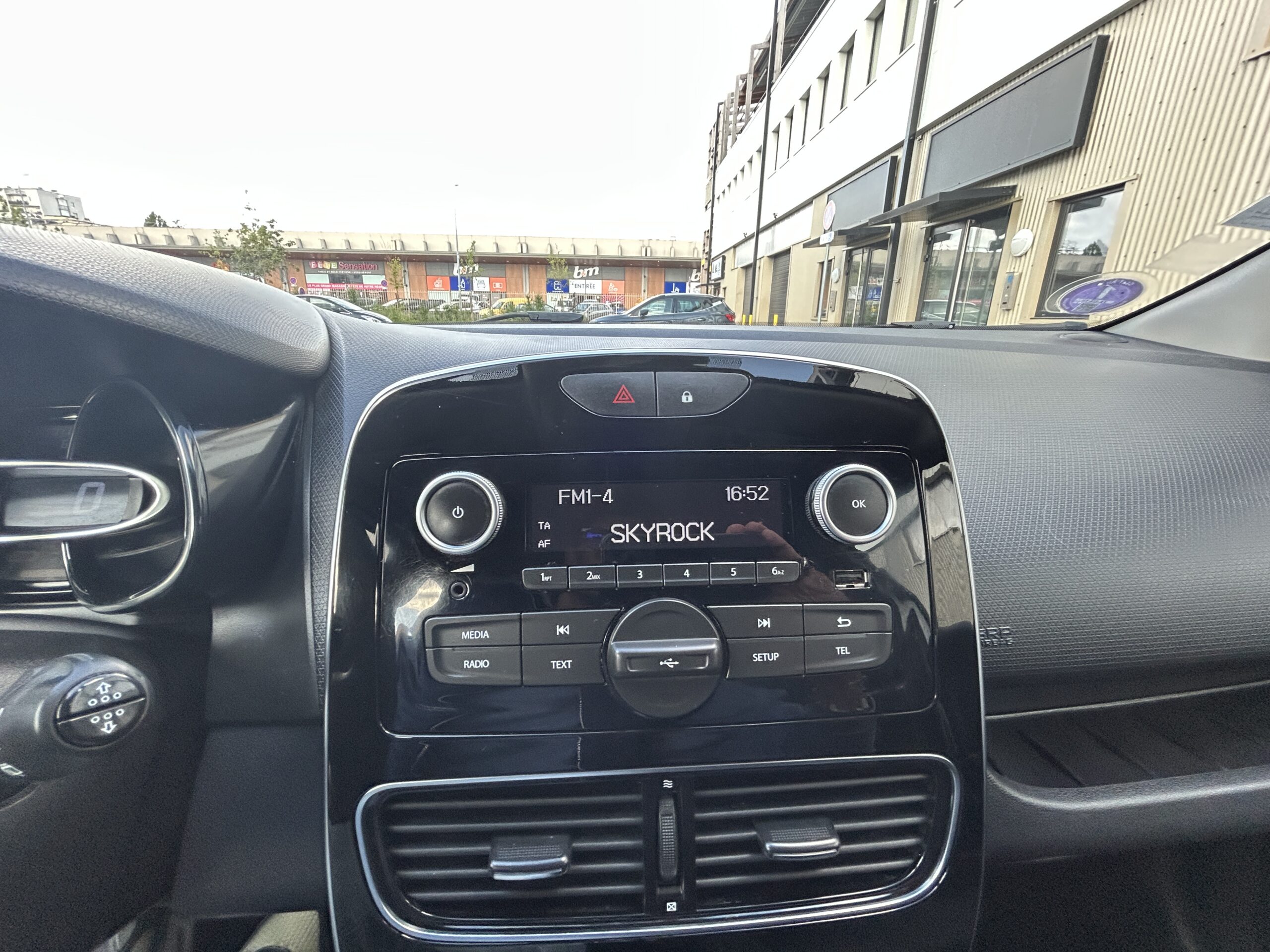 Renault Clio IV TCe 75 Trend CarVentures photo 022