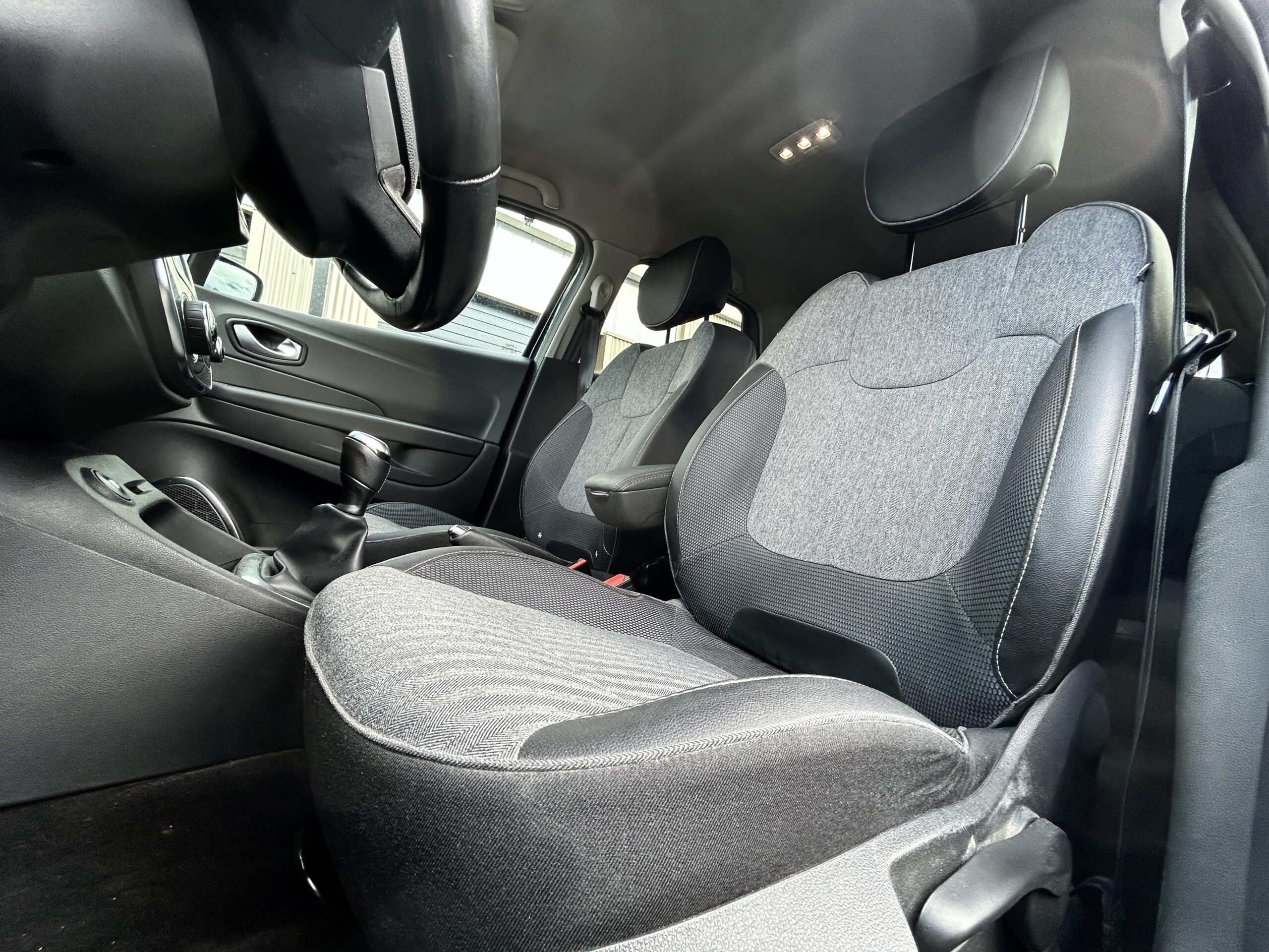 Renault Captur II dCi 90 Intens CarVentures photo 020