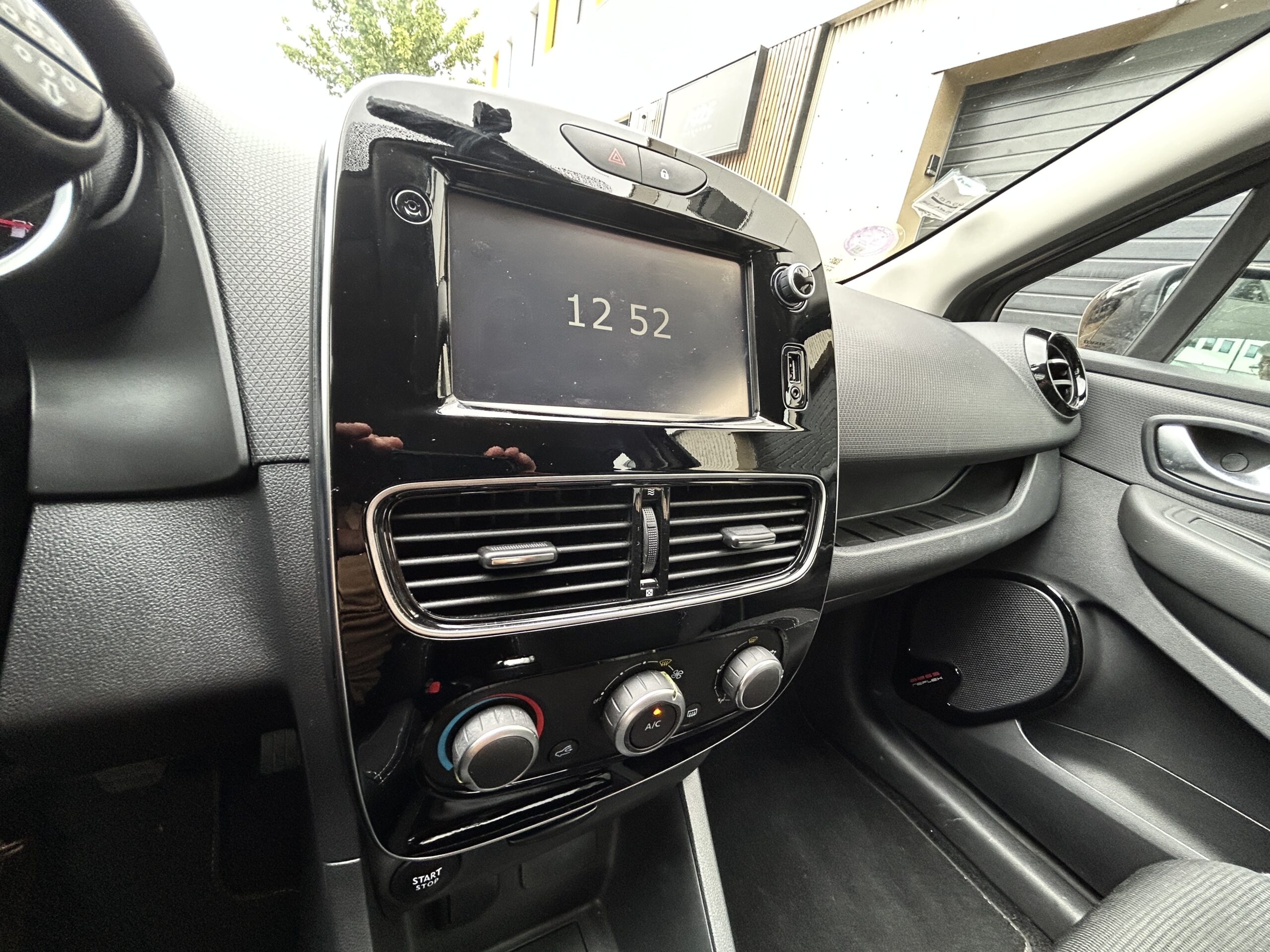 Renault Clio IV TCe 90 Zen CarVentures photo 024