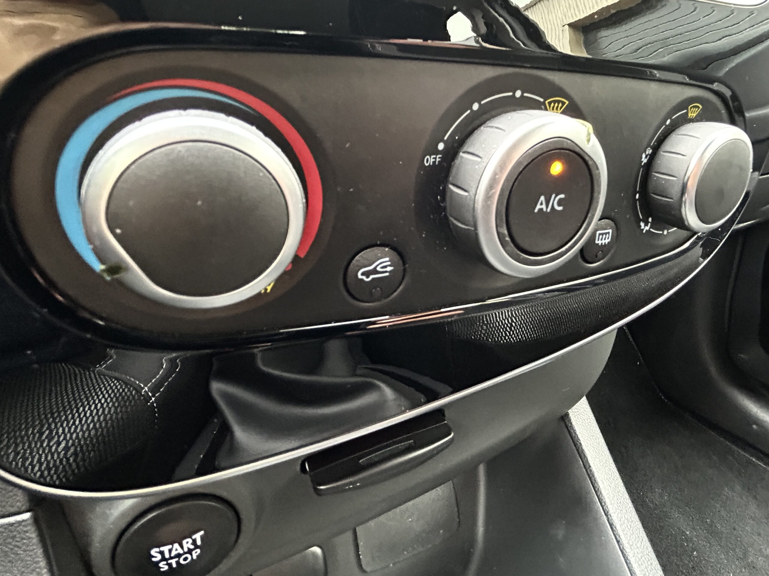 Renault Clio IV TCe 90 Zen CarVentures photo 025
